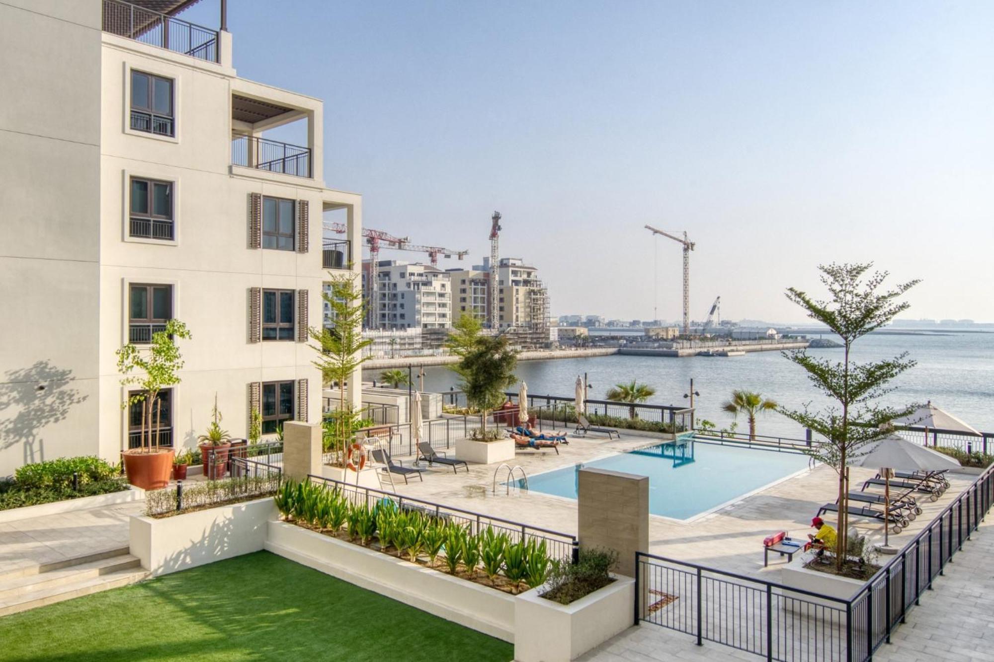 Cozy Studio - Damac Hills, Apartment